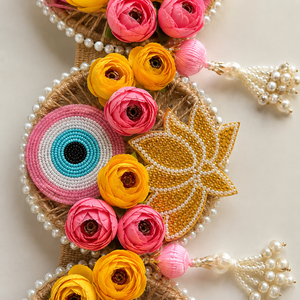 Toran de porte artisanal Bandhanwar en jute et perles, motif œil porte-bonheur floral, pour la décoration festive de l'entrée de la maison - Product Image 4