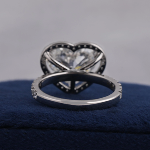 Anillo de Compromiso de Diamante Corte Corazón Platino con Diamantes Laterales, Joyería Clásica para Mujer con Certificación IGI - Product Image 4