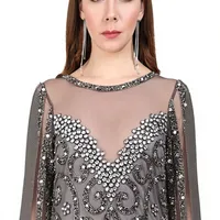 Robe de soirée de luxe à manches longues perlées à la main, élégante, gris anthracite, avec décolleté illusion et détails en plumes, pour bal de promo
