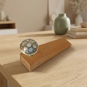 Butée de porte en bois artisanale avec bouton en laiton vintage, design traditionnel, perles anti-bruit, style indien, pour portes d'entrée - Product Image 3