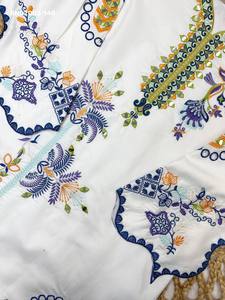 Ensemble de créateur en soie avec broderies multi-fils et miroirs, longueur cheville et manches cloche - Pantalon blanc uni - Dupatta brodé - Fournisseur indien - Product Image 4