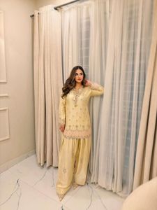 Lancement d'un nouveau look de soirée design en pur satin japonais, ensemble haut et palazzo Farshi avec dupatta, tissu haut de gamme en soie satinée japonaise. - Product Image 2