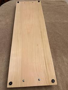 Un plateau de service en bois uni, planche à charcuterie avec poignées en acier inoxydable - Product Image 1