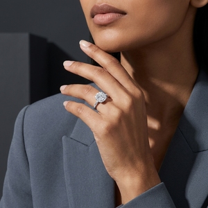 Anillo de compromiso clásico con diamante de corte brillante y diamantes pavé laterales en platino PT950 para mujer - Product Image 3