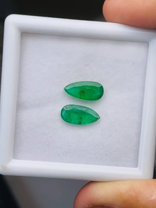 Par de Esmeraldas Naturales de Zambia, Corte Pera, Grado AAA, Certificadas por IGI, Verdes, 3.27 Quilates, Brillo Excelente, Corte y Pulido Perfectos para Joyería - Product Image 1