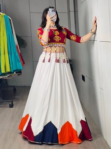 Tenue de mariage traditionnelle moderne en rayonne et coton, imprimée numériquement, style Navratri Chaniya Choli, avec broderies multi-fils, appliques miroir et pompons faits main - Product Image 5