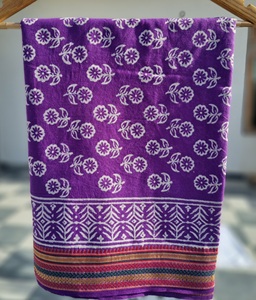 Paréo en coton violet imprimé à la main avec bordure Zari, motif floral, léger, style bohème, pour la plage ou comme cache-maillot d'été - Product Image 2