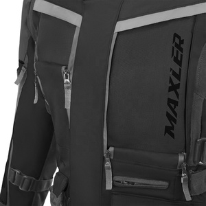 Veste de moto pour tourisme aventure, conçue pour les longues balades, avec poches de rangement, protection contre les intempéries et construction durable. - Product Image 3