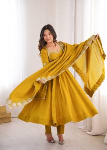 Robe en soie romaine brodée avec un bas en soie romaine et un dupatta en Chanderi, ensemble prêt-à-porter entièrement cousu. - Product Image 3