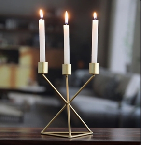 Support de bougie conique à 3 bras en métal doré - Candelabre géométrique moderne fait main écologique pour centre de table et décoration intérieure - Product Image 3