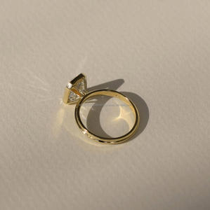 Bague de fiançailles en or jaune 10K/14K/18K avec diamant de laboratoire taille émeraude serti clos, style moderne et minimaliste, pour elle - Product Image 2