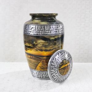 Urne funéraire classique en aluminium gravée avec vue sur la nature, pour cendres humaines, 10 pouces, urne adulte. - Product Image 2