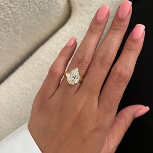 Bague de fiançailles et de mariage tendance pour femme en or jaune 18 carats avec diamant de laboratoire taille poire au design unique, sertie clos, clarté IGI VVS - Product Image 3