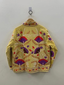 Veste en velours pour femme inspirée du style Suzani, vêtement d'extérieur court d'hiver ethnique bohème fait main, manteau élégant et chaud - Product Image 2