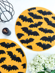 Set de table rond perlé chauve-souris Halloween fait main en perles de rocaille, orange et noir, pour décoration de table de fête effrayante - Product Image 1