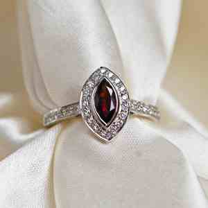 Anillo de Boda de Lujo de Plata de Ley 925 con Granate Natural, Diseño Geométrico con Engaste de Puntas, Chapado en Oro de 18K, Certificado por Terceros - Product Image 2