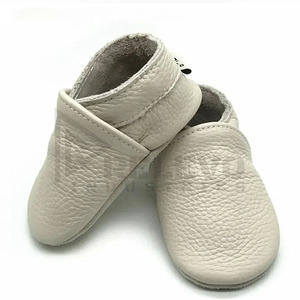 Chaussures en cuir souple pour bébé Relevo Custom, dessus en cuir véritable, talon plat, sangle élastique réglable, confortables pour les premiers pas - Product Image 3