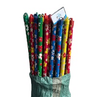 Manche de balai en bois, manche de balai, manche de vadrouille, conception de fleurs, fil italien enduit de PVC, film coloré, prix bas avec brosse de sol