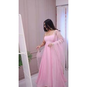 Robe traditionnelle chinoise fantaisie et ensemble Dupatta avec un travail élégant de séquence de broderie - Product Image 5
