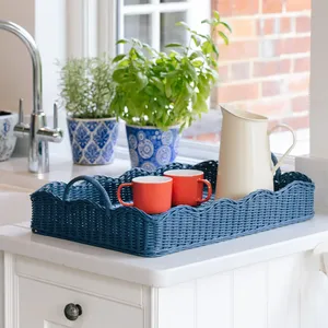 Bandeja rectangular de ratán azul marino con bordes festoneados, plato de servir de mimbre hecho a mano con asas arqueadas resistentes para decoración de mesa - Product Image 3