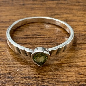 Elegante Anillo de Peridoto de 1.5 Gramos para Mujer, Joyería en Forma de Corazón para Regalos - Product Image 1