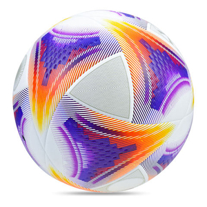 Ballon de football d'extérieur fait main de qualité supérieure avec une excellente rétention de l'air et un excellent contrôle, idéal pour les clubs, les écoles et les compétitions en plein air. - Product Image 4