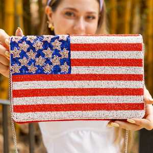 Bolso bandolera con cuentas de la bandera estadounidense, diseño de estrellas y rayas, con correa de cadena plateada, para el Día de la Independencia y ocasiones especiales. - Product Image 2