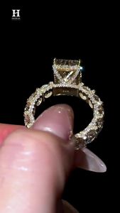 Anillo de compromiso de lujo con diamante de laboratorio de corte radiante alargado, oro amarillo de 14K, banda pavé redonda grande y pesada - Product Image 5