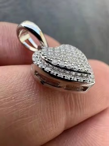 Pendentif plaqué or blanc avec diamant rond taille brillant, charme inspiré du cœur, bijoux unisexe pour un style moderne - Product Image 4