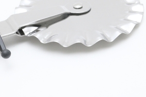 Professional Stainless Steel Fluted Pastry <b>Cutter</b> Wheel 6.8cm Wavy <b>Edge</b> Dough Slicer Safety Guard Ravioli Cookie Pasta Hand Wash - Product Image 3