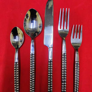 Juego de Cubiertos de Metal de Diseño, Juego de Cubiertos de Acero Inoxidable con Mango de Diseño Plateado, Acabado Espejo, Duradero, Diseño Moderno para Bodas - Product Image 1