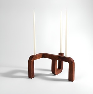 Candelabro Triple Cónico de Madera con Acabado en Nogal, Estilo Moderno y Minimalista, Centro de Mesa Decorativo para el Hogar - Product Image 3