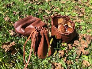 Pochette en cuir faite à la main avec cordon de serrage, artisanat rustique naturel, sac à monnaie portable pour usage extérieur par Curio Craft - Product Image 1