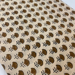 Tissu en coton imprimé à la main, beige moutarde, motif floral Buti, fabriqué en Inde, matière douce pour robe en coton. - Product Image 1