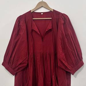 เดรสสั้นคอวี แขนสามส่วน ผ้าฝ้ายพิมพ์ลายดอกไม้แบบแฮนด์บล็อก เป็นมิตรต่อสิ่งแวดล้อม แต่งระบายชายกระโปรงด้วยลูกไม้ทำมือ สไตล์ไครา ชิโนเซอรี สำหรับโอกาสพิเศษ - Product Image 2