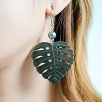 Boucles d'oreilles tropicales botaniques de grande taille en nacre sculptée en forme de feuille de Monstera pour femmes