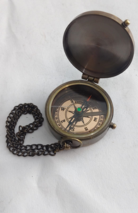เข็มทิศพกพาทองเหลืองพร้อมสายโซ่ สไตล์วินเทจ อุปกรณ์นำทางทางทะเลแบบพกพา - Product Image 2