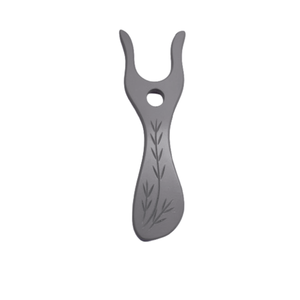 Fourche à tricoter en bois conçue pour les artisans recherchant un outil intemporel pour la fabrication de cordons décoratifs et utilitaires. - Product Image 4