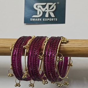 Ensemble de 16 bracelets en verre kashmiri de luxe, couleur magenta violet, avec breloques Ghungroo dorées, bijoux de mariée indiens traditionnels faits à la main - Product Image 1