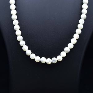 Collier en nacre naturelle, délicat, avec perles blanches et fermoir doré, bijou élégant pour tous les jours, cadeau artisanal pour elle - Product Image 2