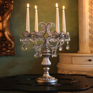 Centre de table en laiton poli doré, style candélabre multi-lumières, avec bras à motifs classiques, disponible à prix de gros. - Product Image 5