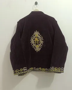 Chaqueta de Lujo para Mujer, Negra, de Terciopelo, Hecha a Mano, con Bordado de Hilo Zardozi Dorado, de Manga Larga - Product Image 2