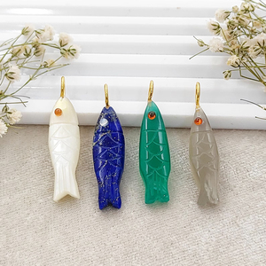 Pendentifs en pierres précieuses sculptées en forme de poisson, faits à la main, en argent sterling 925 plaqué or, breloques poisson sculptées, fournisseur de bijoux poisson faits à la main - Product Image 4