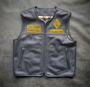 เสื้อกั๊กหนังสำหรับขี่มอเตอร์ไซค์มีแพทช์ปักลายแบบกำหนดเองสำหรับดีทาวน์ในเมืองสุรินทร์ ประเทศไทย - Product Image 1