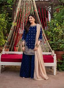 Ensemble Sharara Traditionnel de Créateur pour Femme en Velours de Viscose Brodé avec Dupatta en Organza pour Mariage et Diwali, Prêt-à-porter sans Plis - Product Image 1