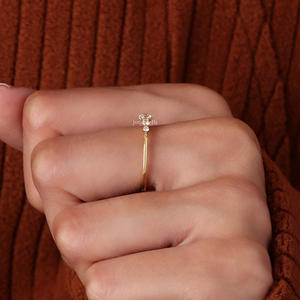Anillo de Compromiso con 5 Diamantes Redondos Cultivados en Laboratorio, Oro Sólido de 14K, Banda de Diamantes Graduados, Anillo Minimalista - Product Image 2