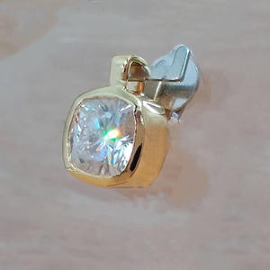 Colgante de Moissanita con Corte Ovalado de Este a Oeste, con Engaste de Bisel en Plata de Ley 925, Regalo Minimalista para Hombre - Product Image 2