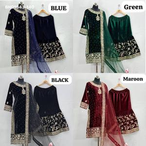 Colección Premium 9000: Conjunto de traje largo Sharara de terciopelo con lentejuelas y remaches, hecho a mano. Colección de exportación india. - Product Image 2