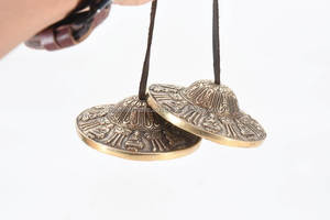 Campana Tingsha Tradicional de Bronce con Sonido Armónico Cálido para Rituales Sagrados y Oración - Product Image 5