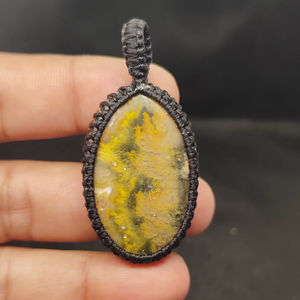 Colgante de Macramé Bohemia con Cabujón de Jaspe Bumblebee de Forma Ovalada - Product Image 1